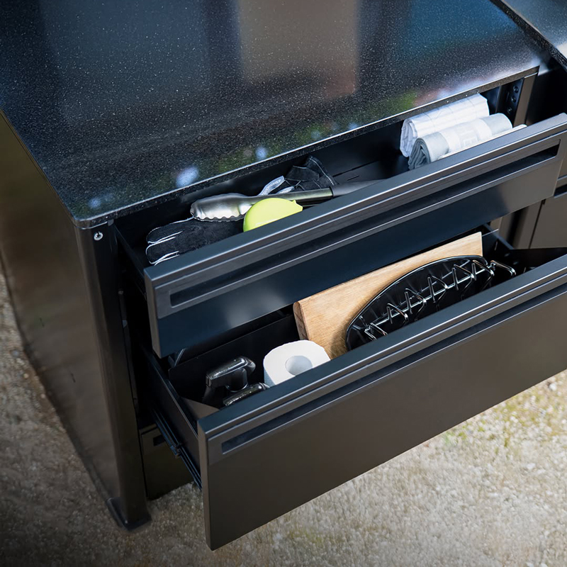 Geöffnete Schubladen des Outdoorchef HEAT Schubladenmoduls mit Grillzubehör